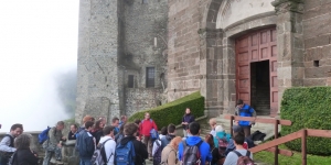 L'ingresso dell'Abbazia con la guida di Barbara Rizzioli